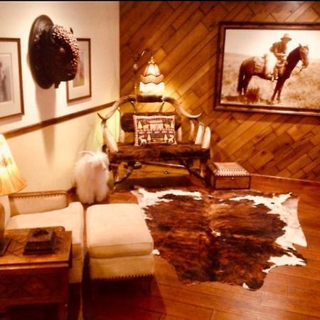 تشيني Trail Boss King Ensuite-Prairie Rose B&B - 1200 Sq Ft Suite الغرفة الصورة