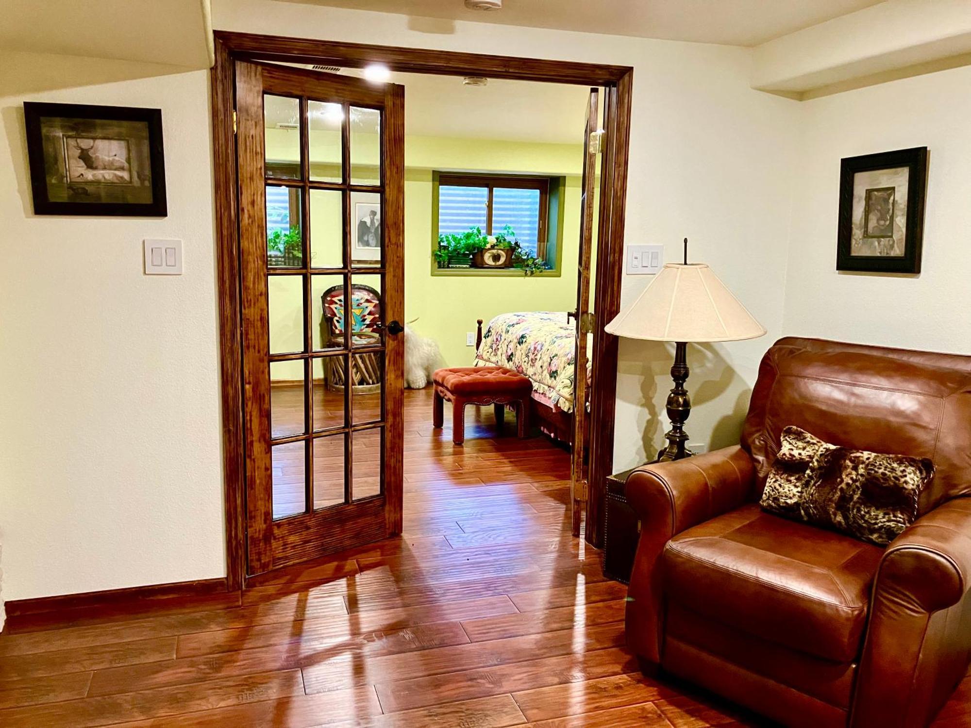 تشيني Trail Boss King Ensuite-Prairie Rose B&B - 1200 Sq Ft Suite المظهر الخارجي الصورة